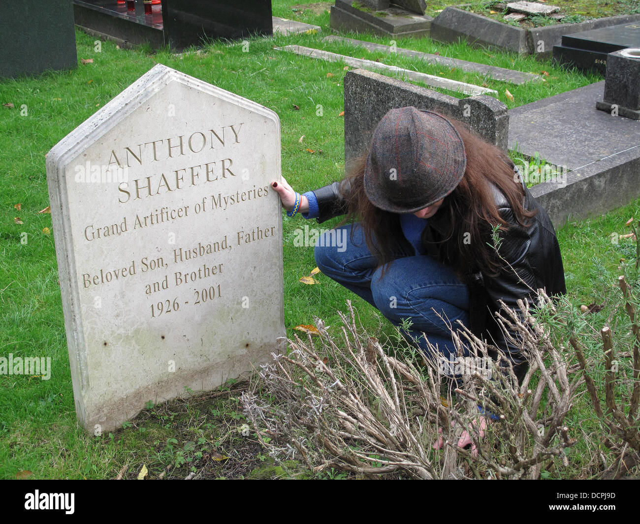 Fille Claudia Shaffer Visiter La Tombe De Son Defunt Pere Anthony Shaffer Dans Le Cimetiere De Highgate Londres Sur Le 10e Anniversaire De Sa Mort Mysterieuse Anthony Shaffer Etait Un Dramaturge Auteur Fille Claudia Shaffer Visiter La Tombe De Son Defunt Pere Anthony Shaffer Dans Le Cimetiere De Highgate Londres Sur Le 10e Anniversaire De Sa Mort Mysterieuse Anthony Shaffer Etait Un Dramaturge Auteur