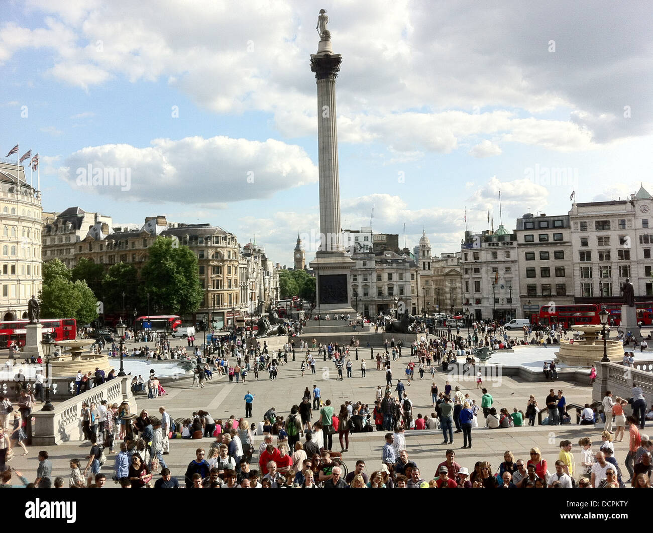 TRAFALGAR Square, Londres, avec Whitehall au-delà. Photo Tony Gale Banque D'Images