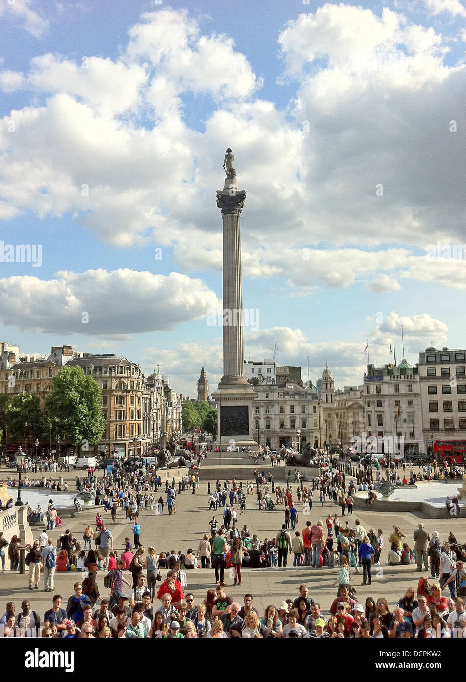 TRAFALGAR Square, Londres, avec Whitehall au-delà. Photo Tony Gale Banque D'Images