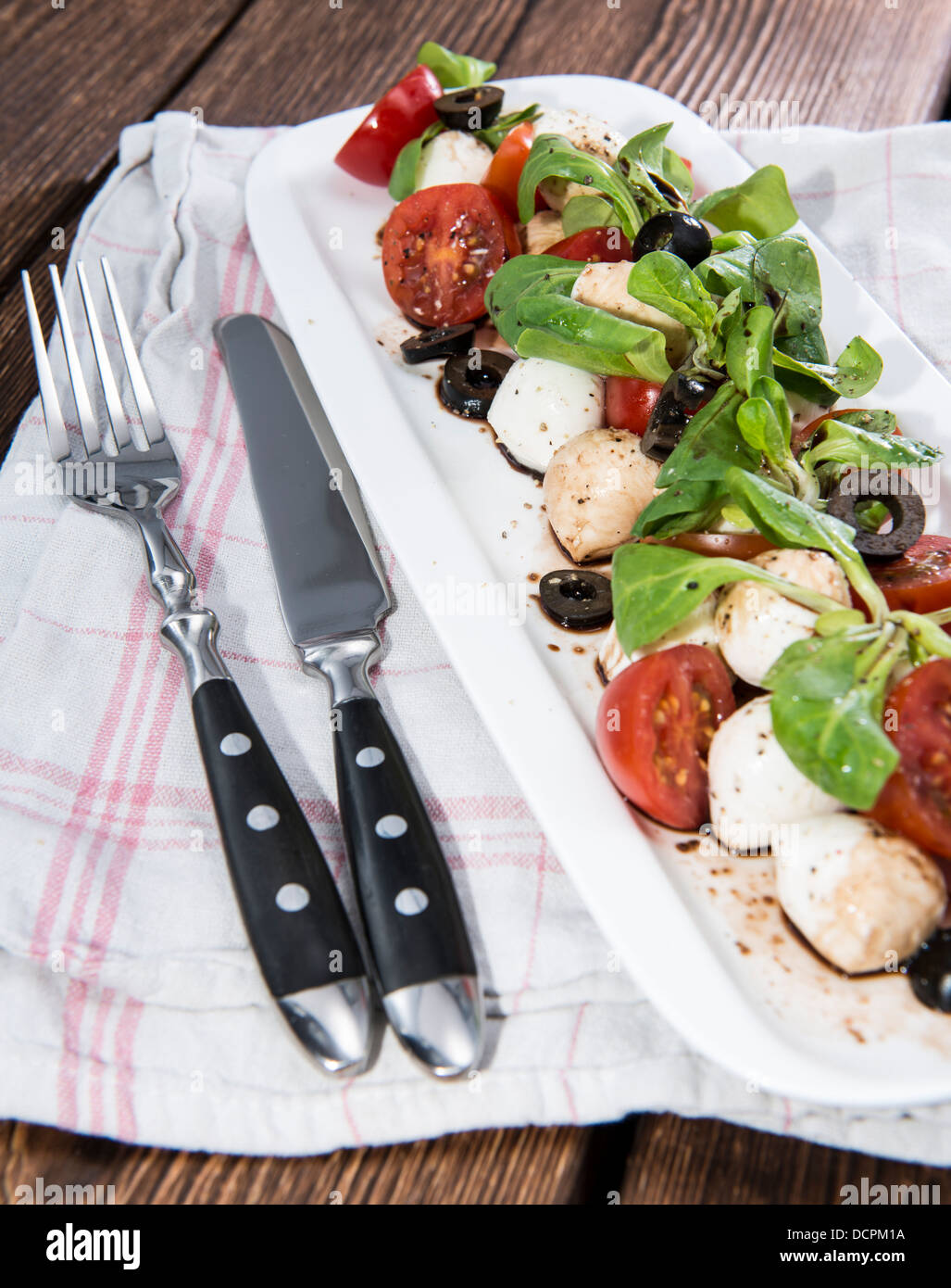 Tomato-Mozzarella salade avec du vinaigre balsamique sur une plaque Banque D'Images