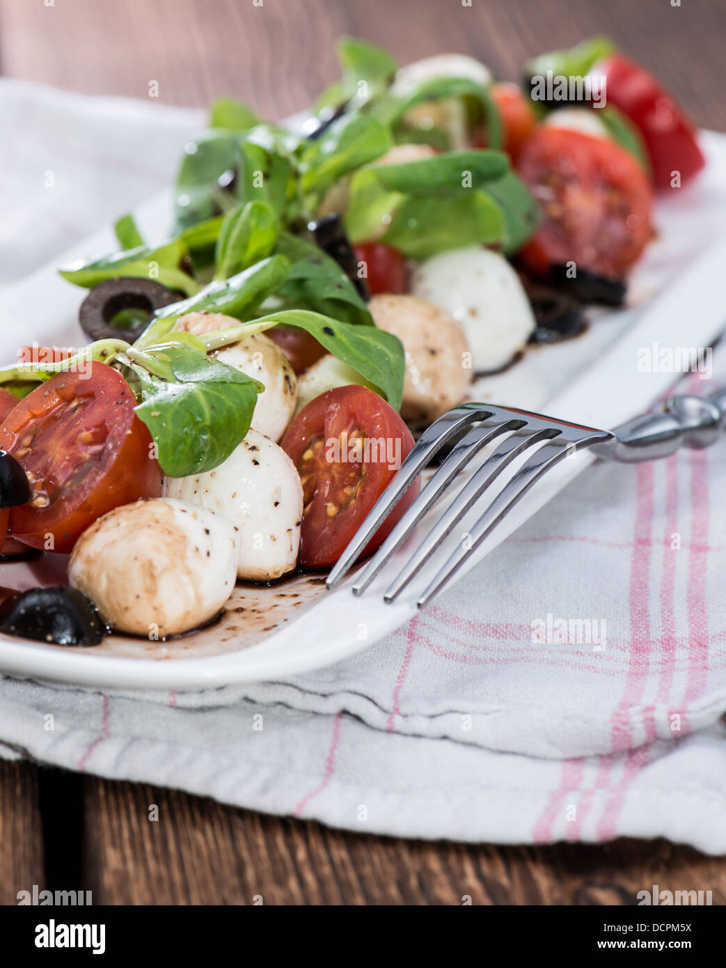 Partie de salade avec du vinaigre balsamique sur une plaque Banque D'Images