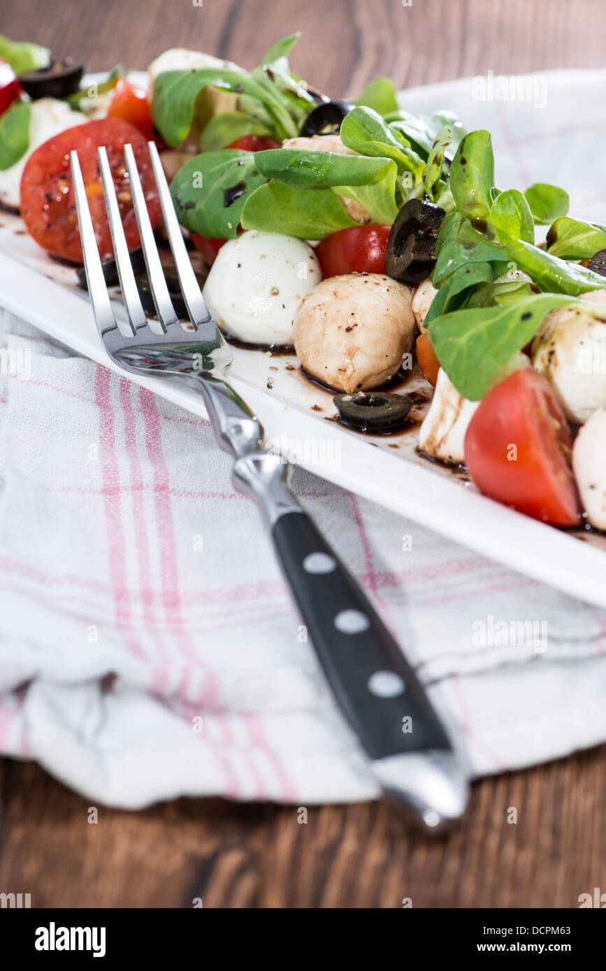 Tomato-Mozzarella salade avec du vinaigre balsamique sur une plaque Banque D'Images