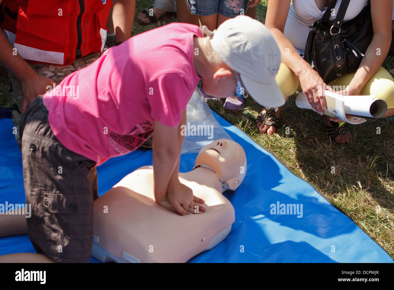 Cours de sauvetage pour les enfants pendant le spectacle aérien de pique-nique, Katowice, Pologne. Banque D'Images