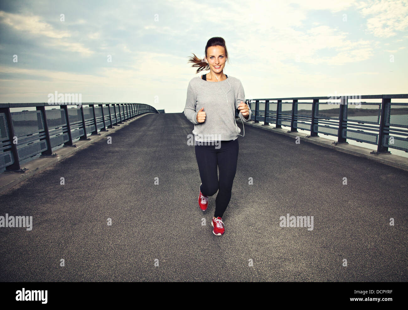 Female runner faisant de l'exercice en cours Banque D'Images