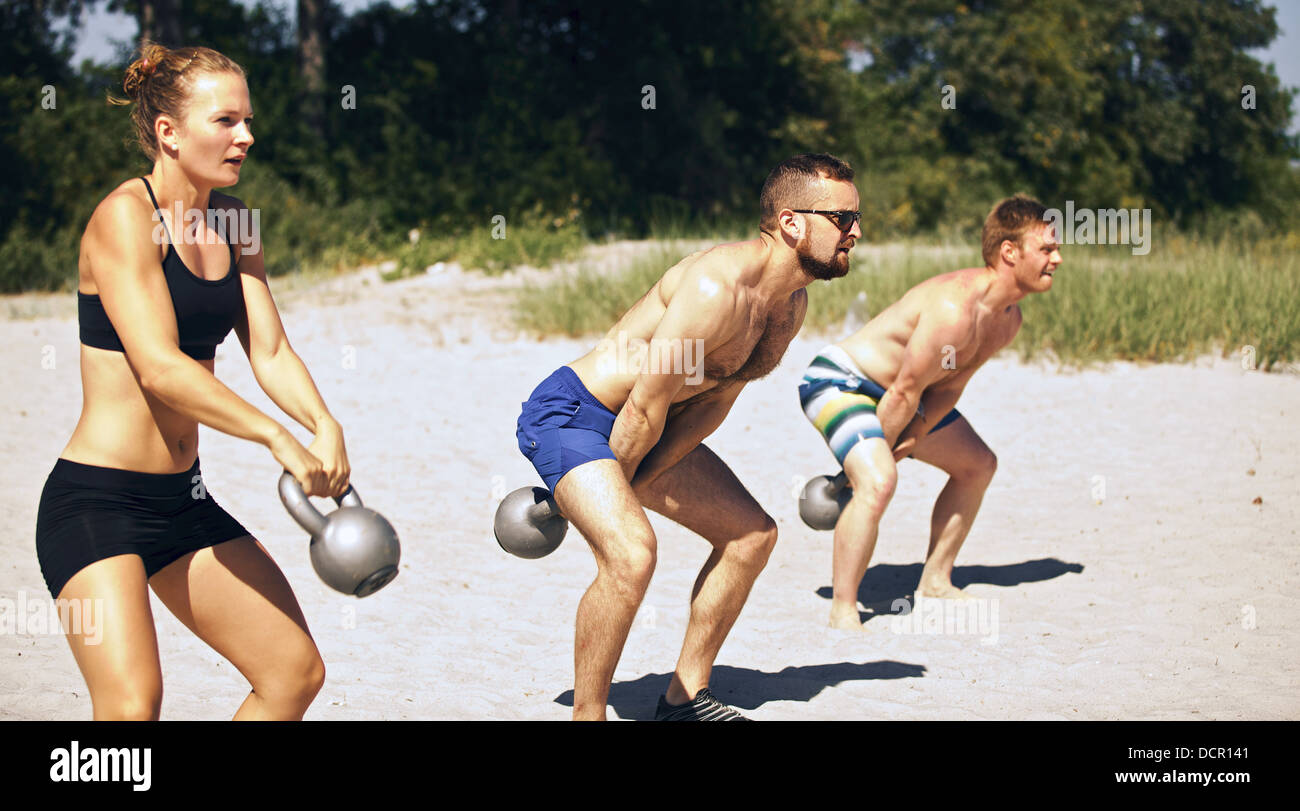 Ce groupe d'entraînement Crossfit sur plage sur une chaude journée d'été Banque D'Images