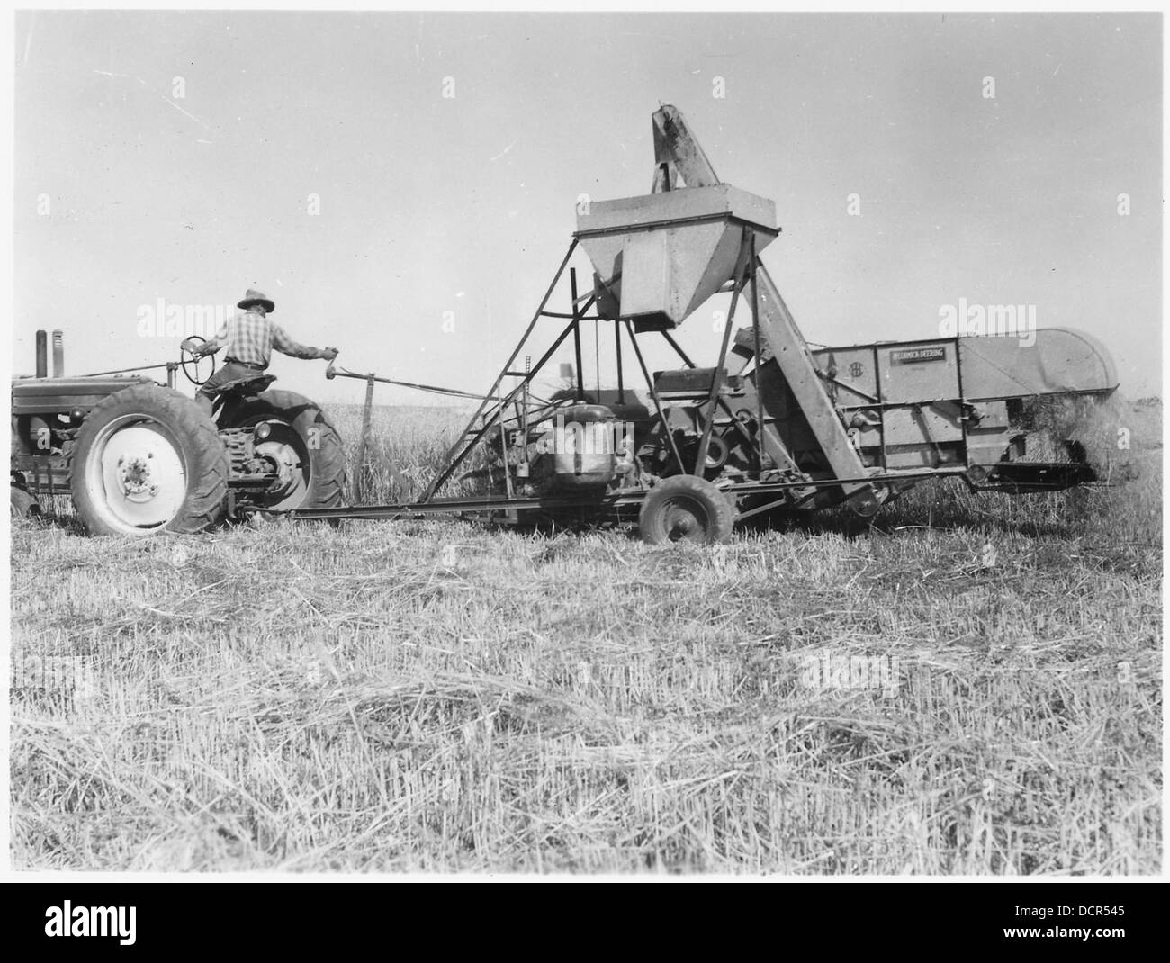 Une photographie d’une opération de tonte qui se déroule à la Wind River Agency, une réserve autochtone du Wyoming, axée sur l’entretien des terres et l’activité agricole. Banque D'Images Une photographie d’une opération de tonte qui se déroule à la Wind River Agency, une réserve autochtone du Wyoming, axée sur l’entretien des terres et l’activité agricole. Banque D'Images