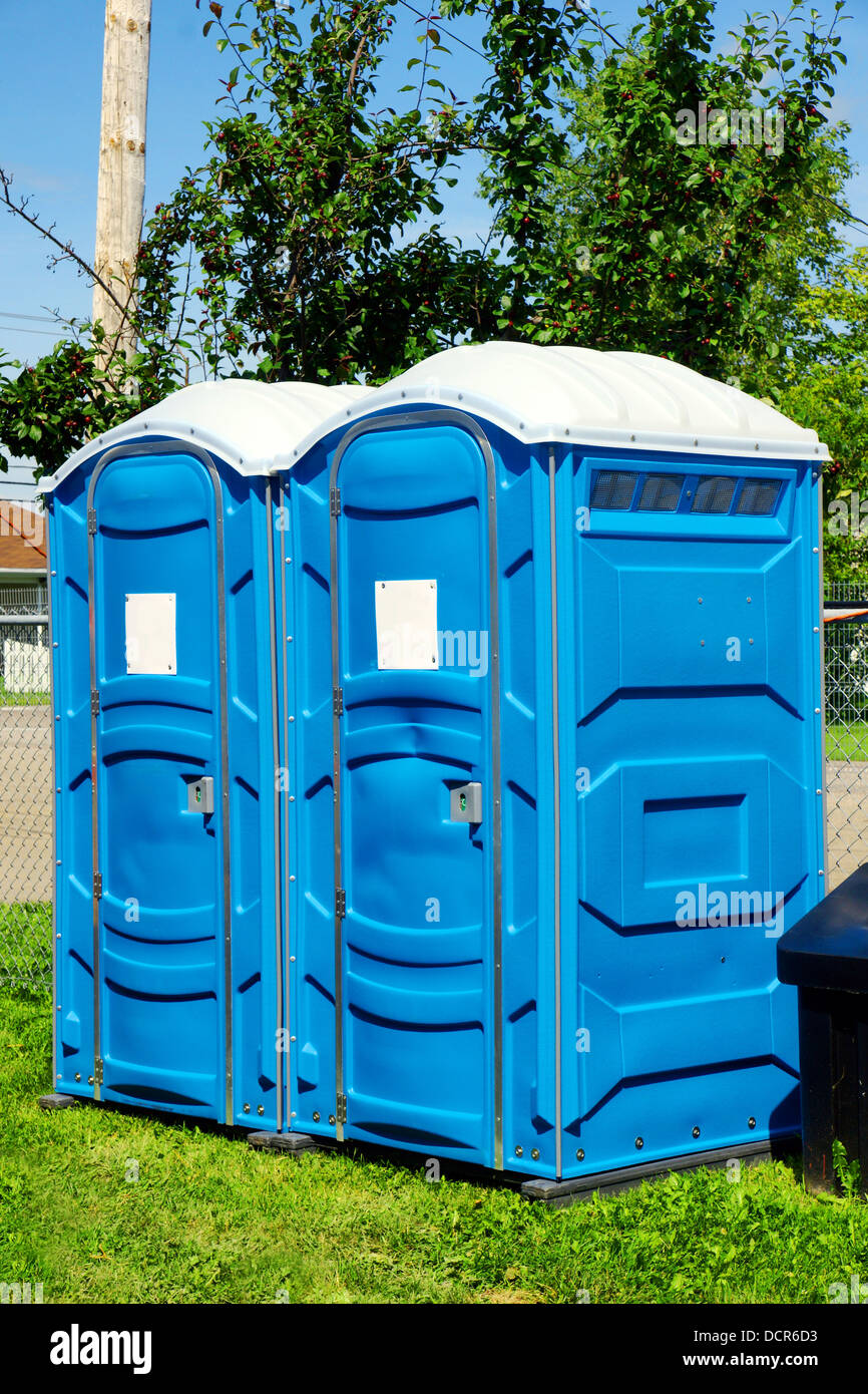 Des toilettes portables sur l'herbe Banque D'Images