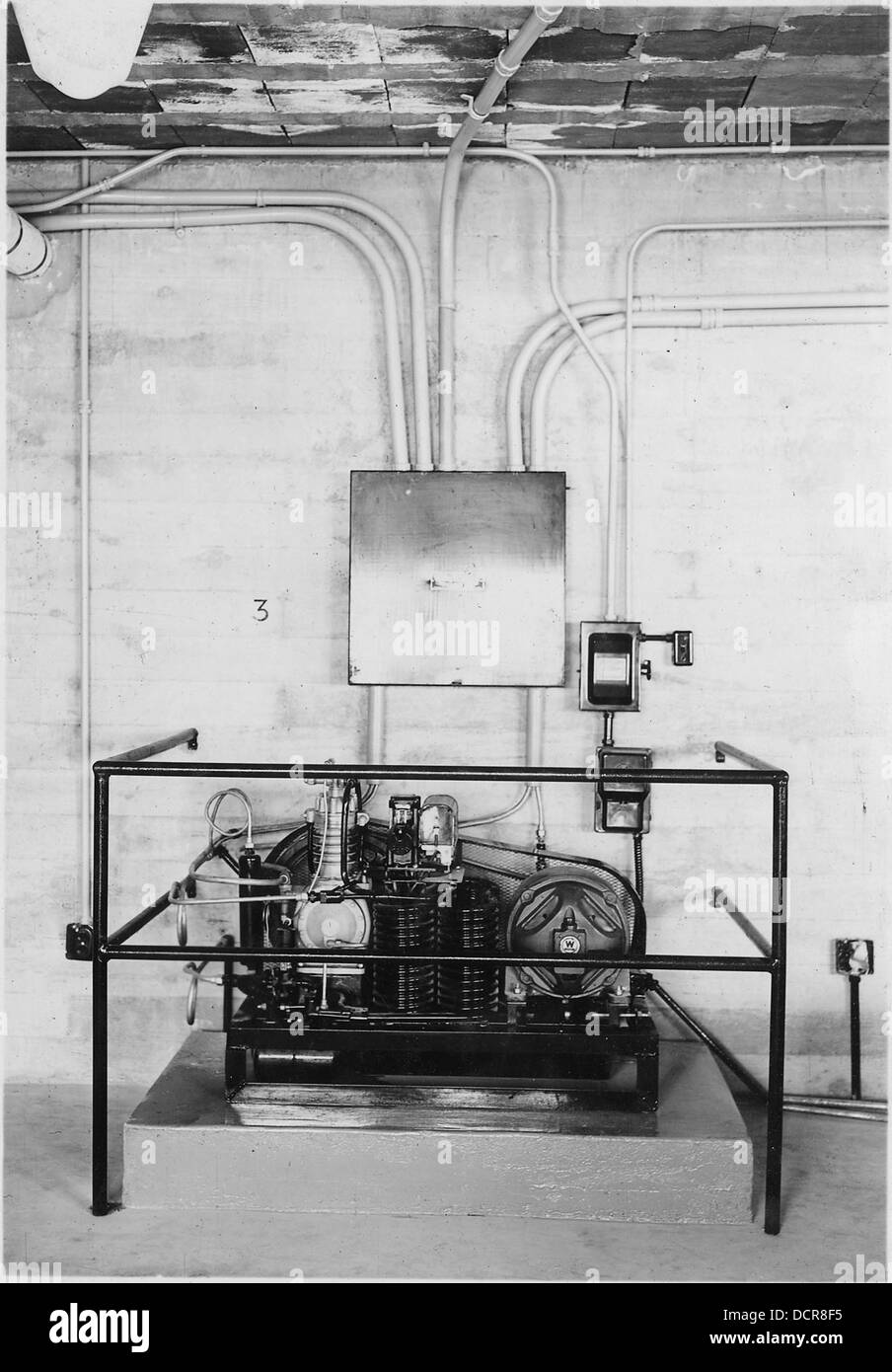 Cette photo montre un compresseur installé dans le système de refroidissement d'un bâtiment administratif du gouvernement. Il fait partie de l'infrastructure de contrôle climatique du bâtiment, contribuant à l'efficacité énergétique et à la régulation de la température. Banque D'Images