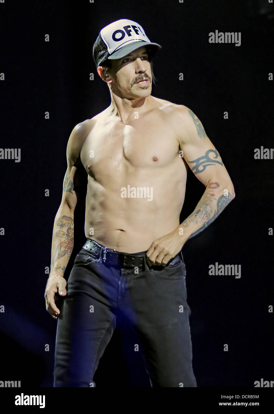 Anthony Keidis des Red Hot Chili Peppers d'effectuer à la Manchester MEN  Arena. Manchester, Angleterre - 14.11.11 Photo Stock - Alamy