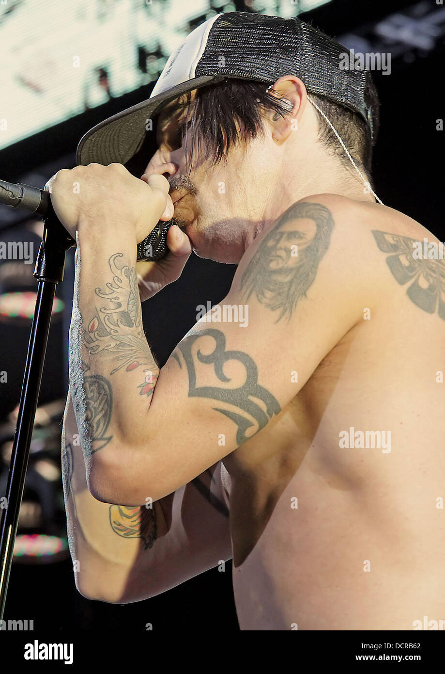 Anthony Keidis des Red Hot Chili Peppers d'effectuer à la Manchester MEN Arena. Manchester, Angleterre - 14.11.11 Banque D'Images
