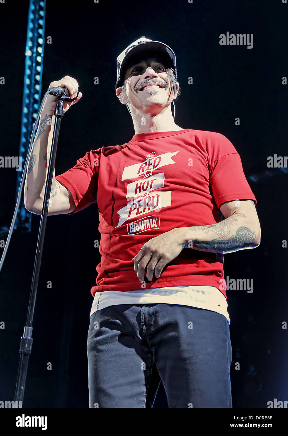 Anthony Keidis des Red Hot Chili Peppers d'effectuer à la Manchester MEN Arena. Manchester, Angleterre - 14.11.11 Banque D'Images