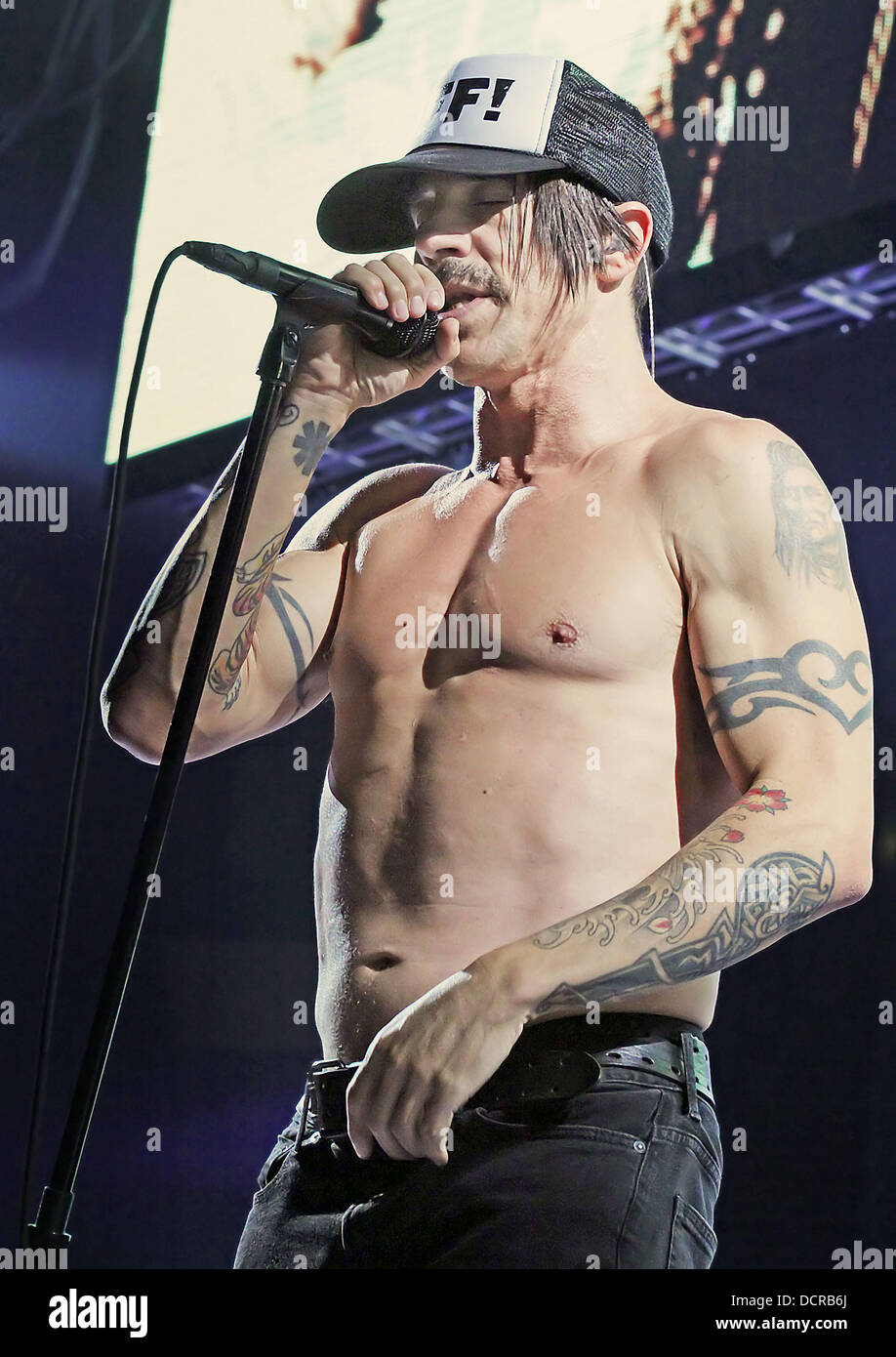 Anthony Keidis des Red Hot Chili Peppers d'effectuer à la Manchester MEN Arena. Manchester, Angleterre - 14.11.11 Banque D'Images