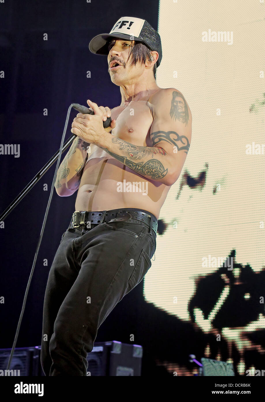 Anthony Keidis des Red Hot Chili Peppers d'effectuer à la Manchester MEN Arena. Manchester, Angleterre - 14.11.11 Banque D'Images