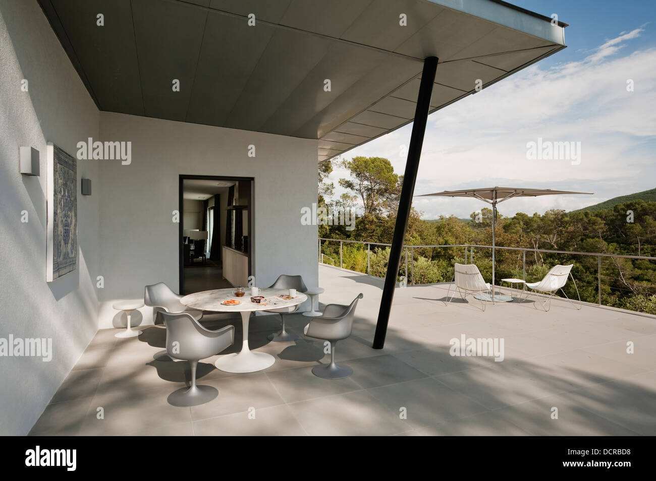 Table et chaises sur le balcon terrasse de maison de vacances en Provence, conçu et construit par David Price Banque D'Images
