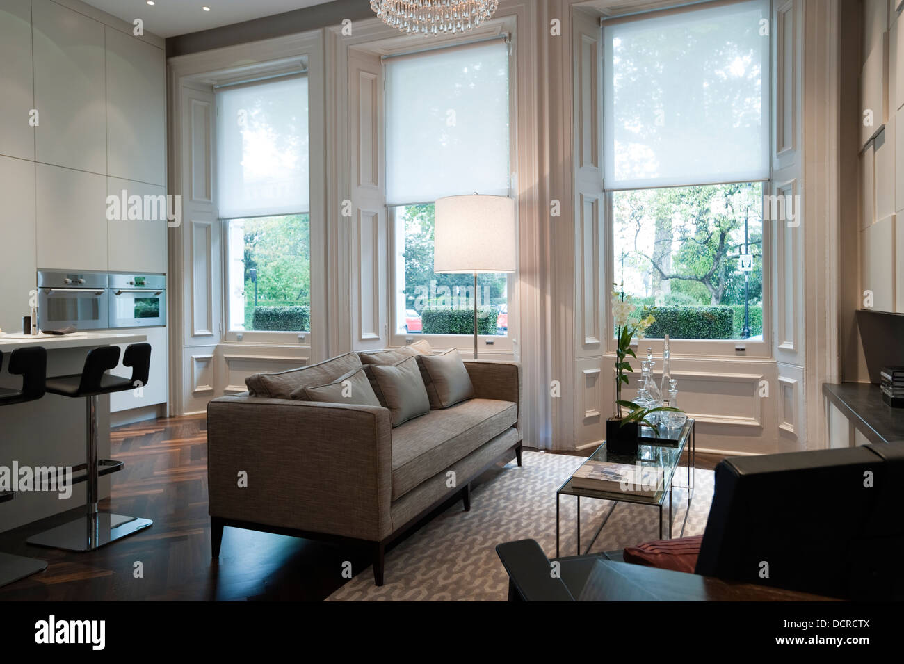 Coin salon avec chandelier de verre à Londres City Apartment Banque D'Images
