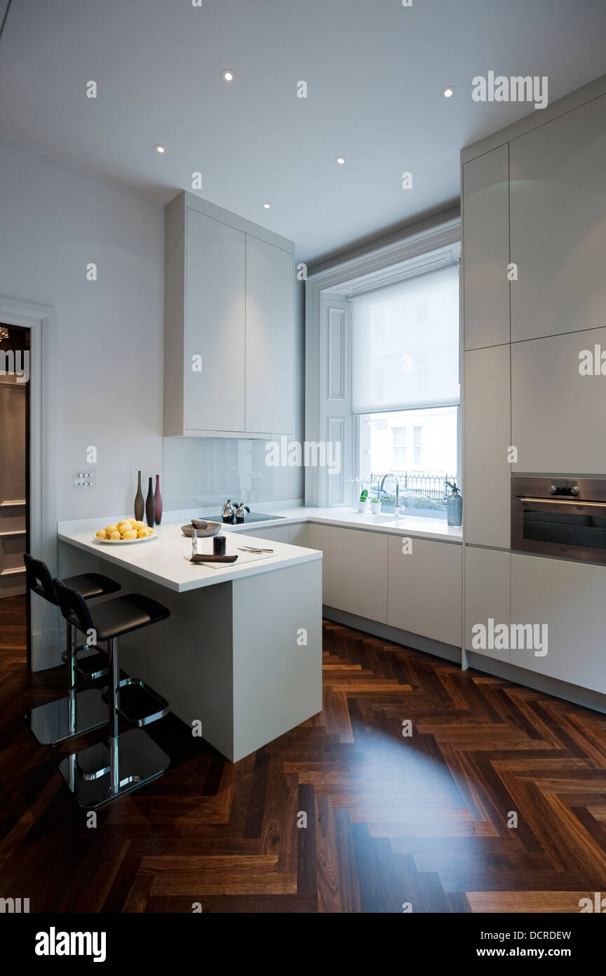 La lumière du jour tombe sur parquet, cuisine ouverte moderne, Londres City Apartment Banque D'Images