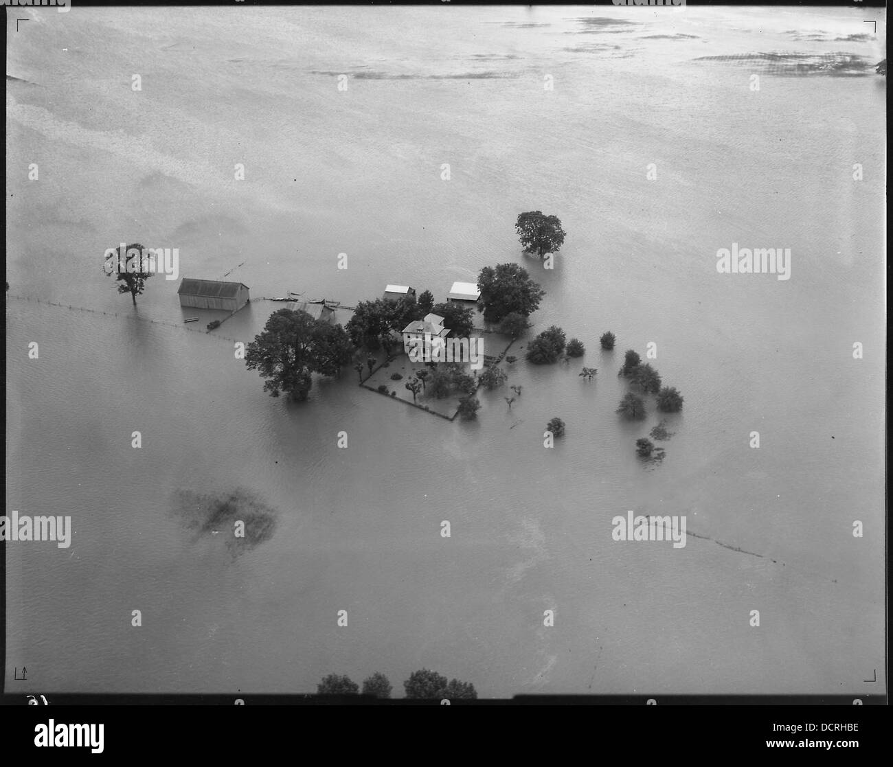 Vue aérienne d'une ferme entourée par les eaux de crue - - 285955 Banque D'Images