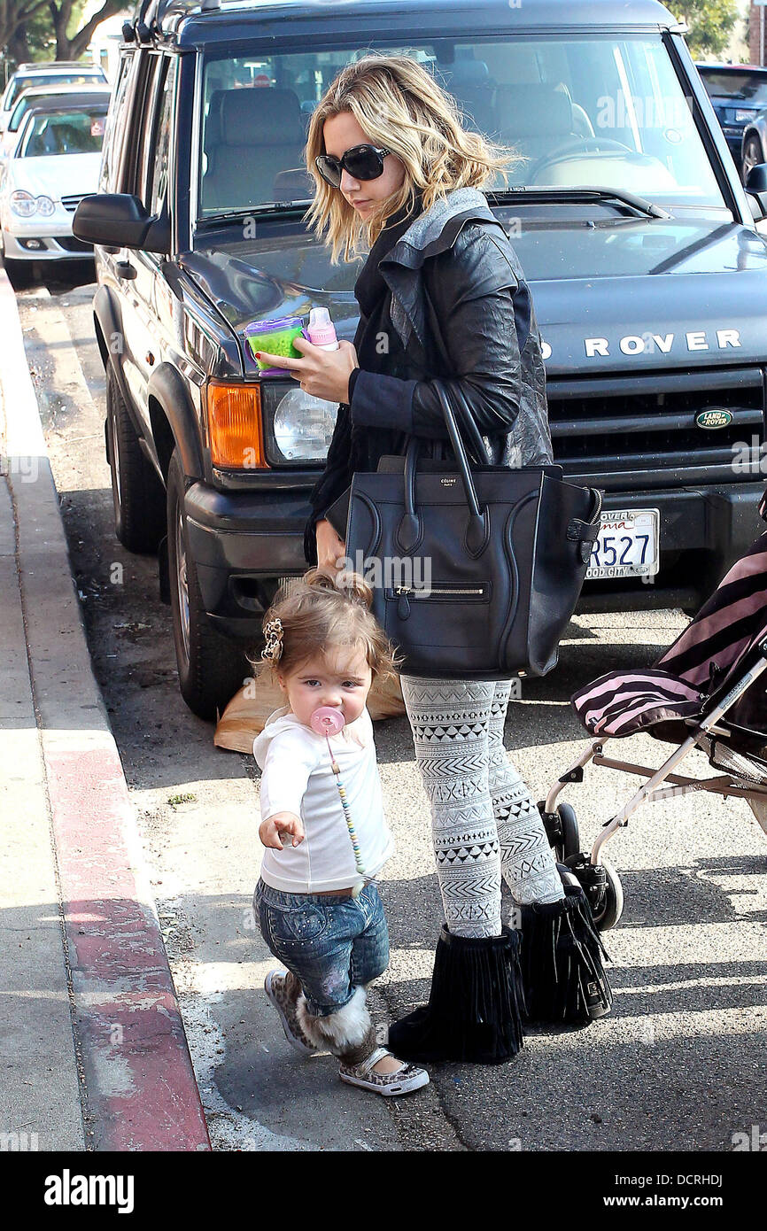Ashley Tisdale et les membres de la famille visiter Cafe Vida à Brentwood Brentwood, Californie - 16.11.11 Banque D'Images Ashley Tisdale et les membres de la famille visiter Cafe Vida à Brentwood Brentwood, Californie - 16.11.11 Banque D'Images