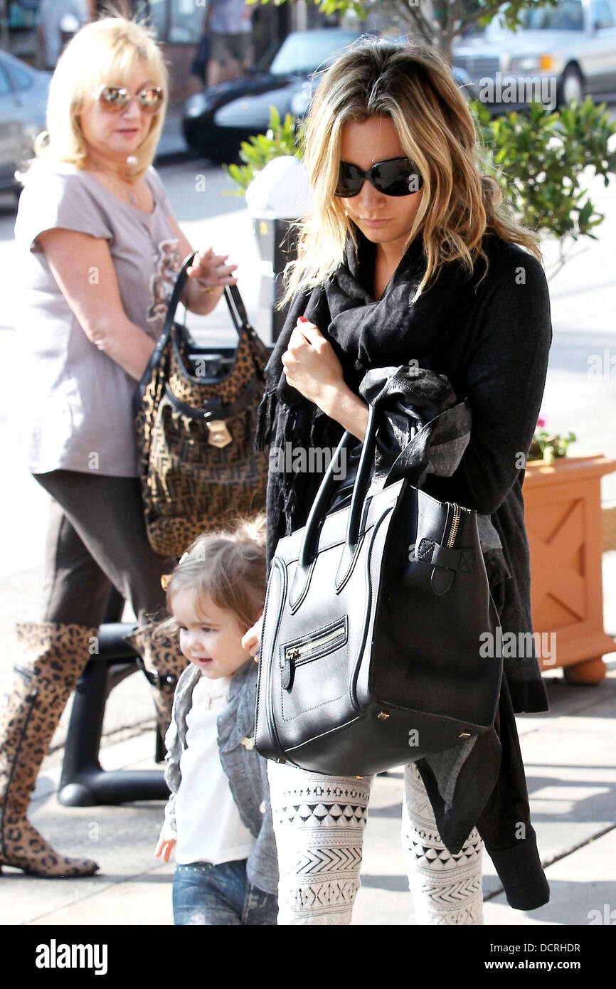 Ashley Tisdale et les membres de la famille visiter Cafe Vida à Brentwood Brentwood, Californie - 16.11.11 Banque D'Images Ashley Tisdale et les membres de la famille visiter Cafe Vida à Brentwood Brentwood, Californie - 16.11.11 Banque D'Images