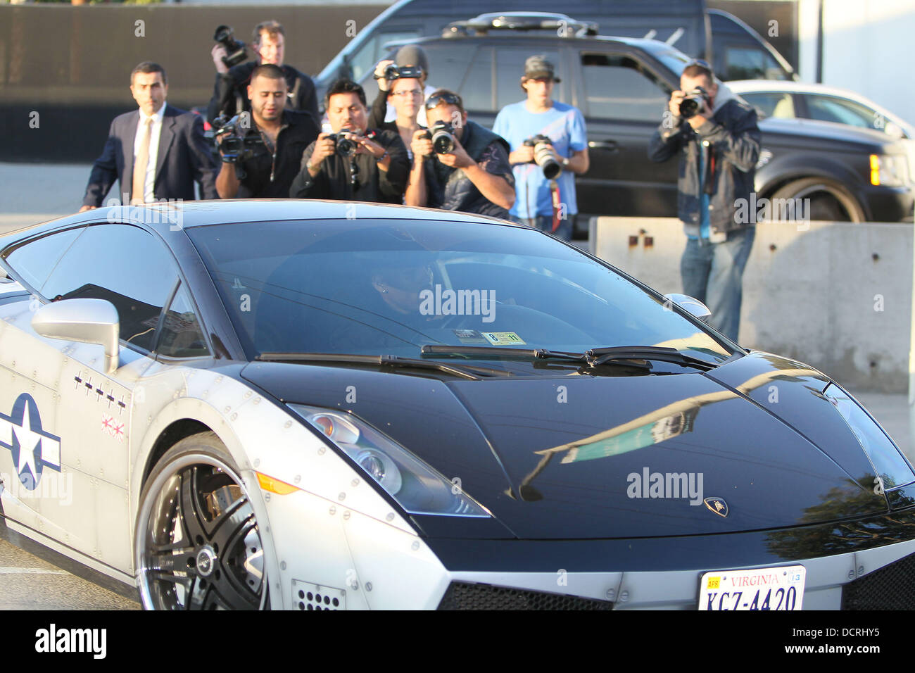 Chris Brown et Karrauche Tran vu quitter Maxfield magasin de vêtements à  West Hollywood, dans son style de combat personnalisées Lamborghini  Gallardo West Hollywood, Californie  Photo Stock - Alamy