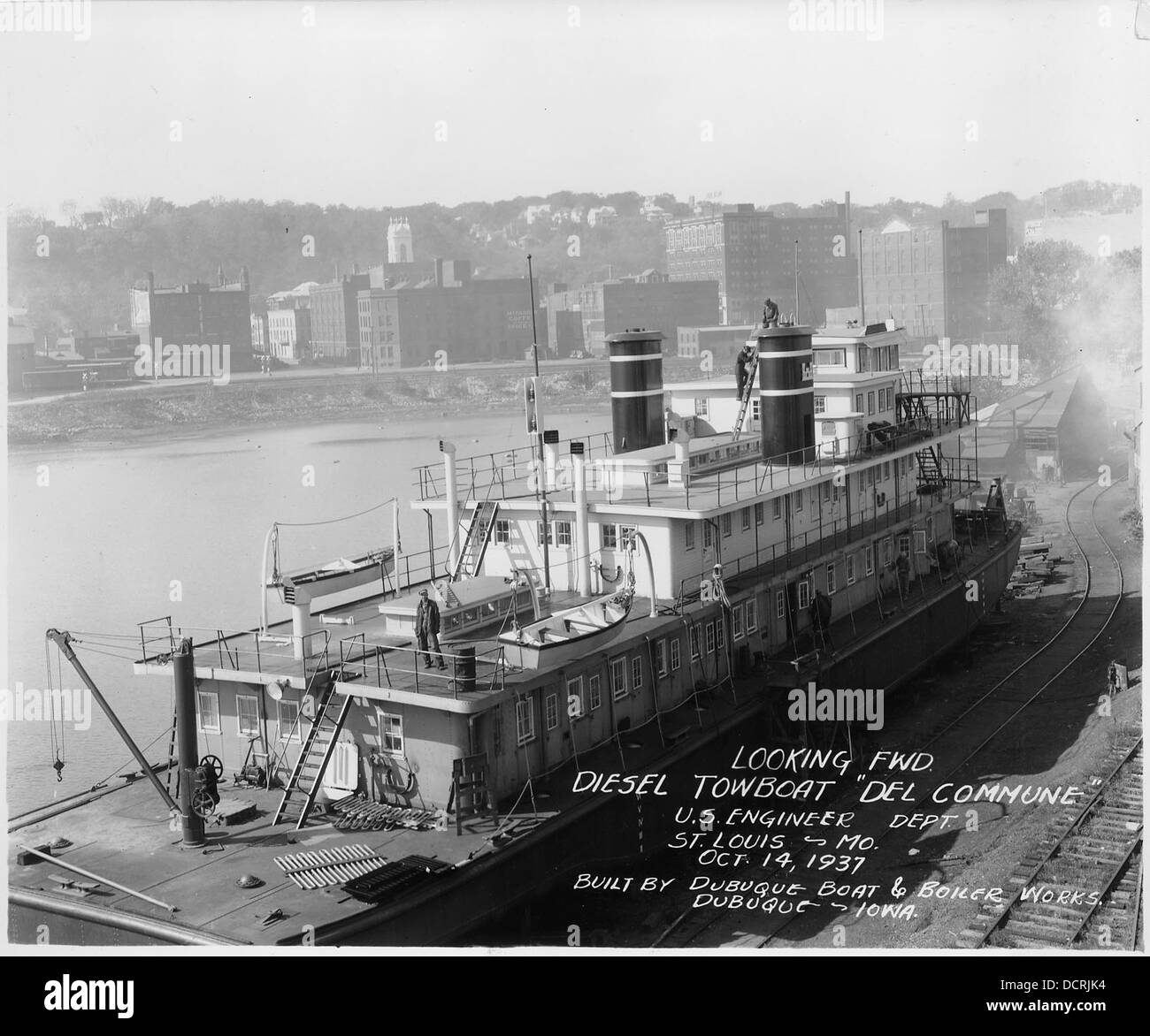 Le remorqueur diesel Del commune est presque terminé, montré de la vue arrière (arrière) à la vue avant (avant), montrant sa conception et l'avancement de la construction. Banque D'Images