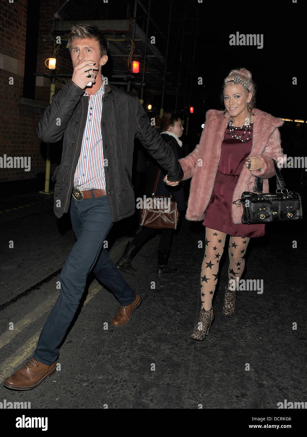 X Factor l'investiture Amelia Lily quitter 'Priscilla Queen of the Desert - la comédie musicale" main dans la main avec son frère Lewis. La paire puis dirigé à de simples députés bar Soho House, malgré le fait Amelia se trouve à seulement 16 ans. Londres, Angleterre - 17.11.11 Banque D'Images