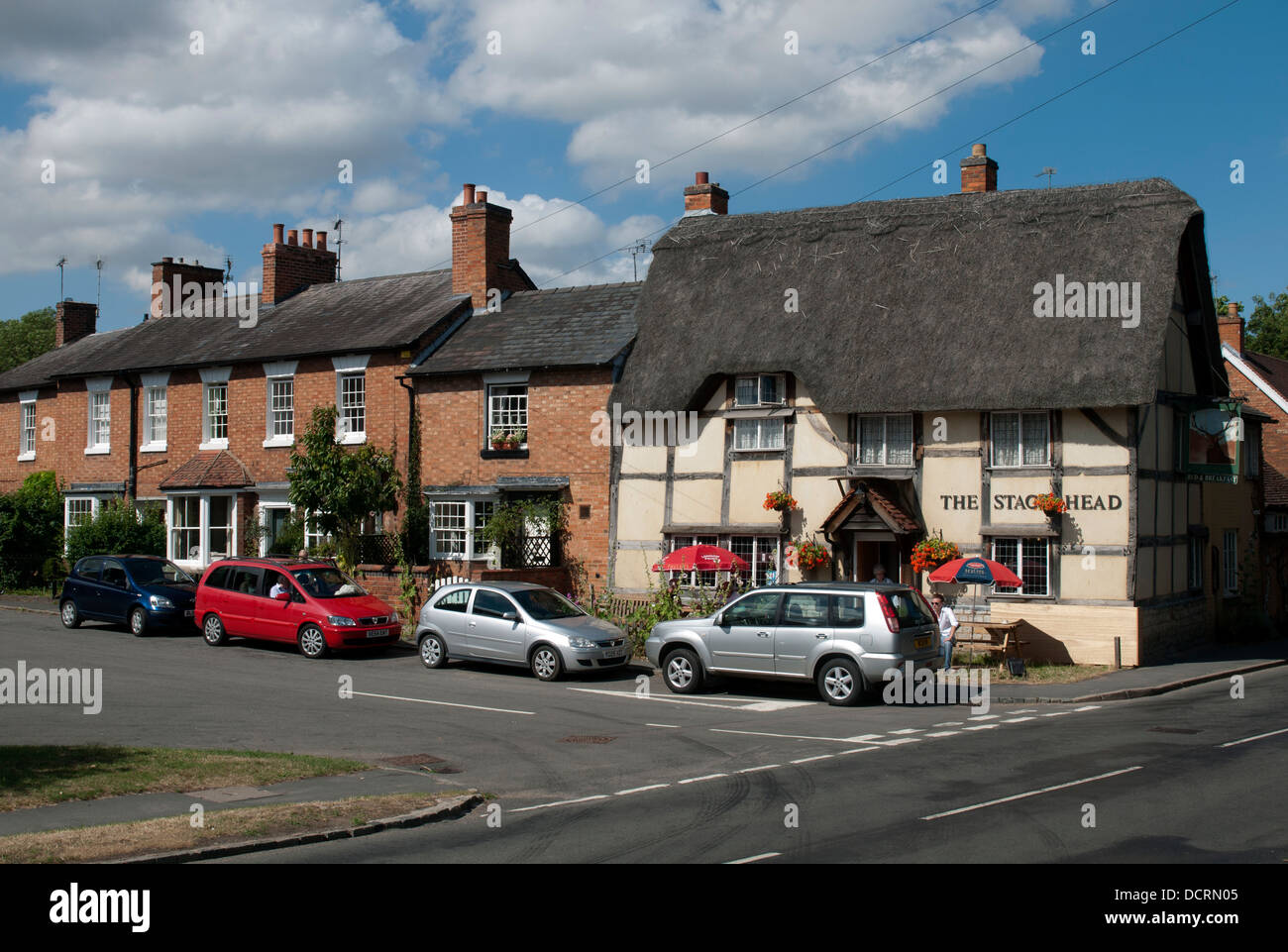 Les Stags Head pub et Chestnut Square, Wellesbourne, Warwickshire, UK Banque D'Images