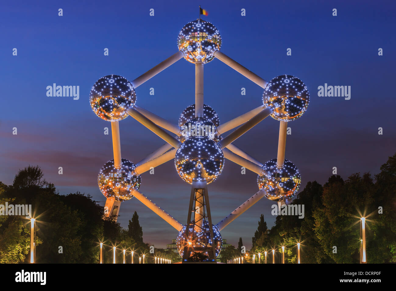 L'Atomium à Bruxelles, construire pour l'exposition universelle de 1958 à la lumière rougeoyante après le coucher du soleil. Banque D'Images
