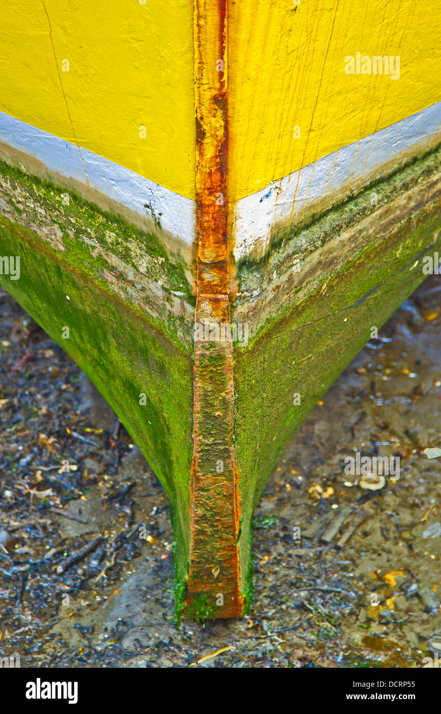Quille d'un bateau coloré en jaune et vert avec de la rouille Banque D'Images