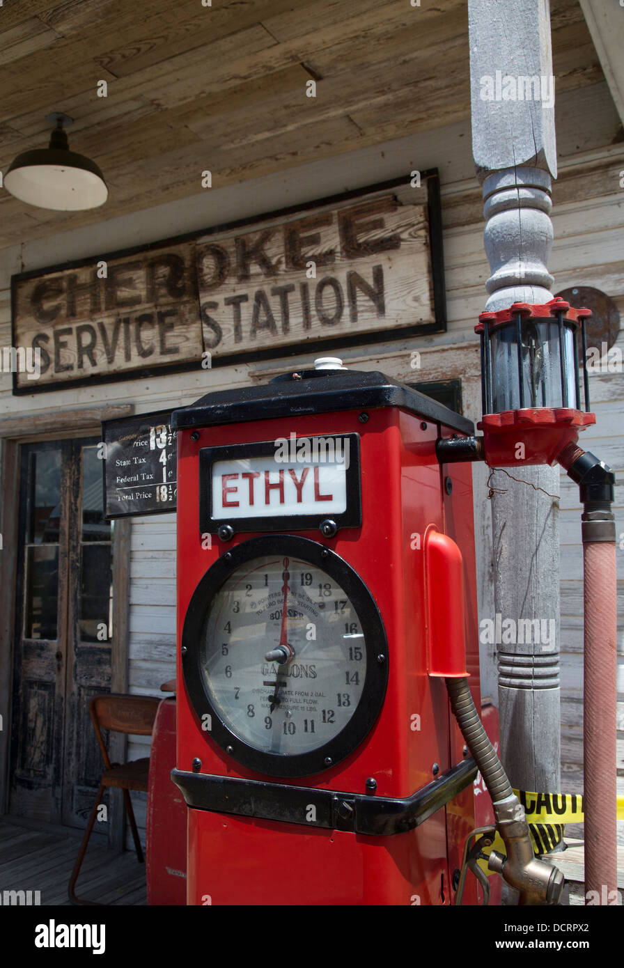 San Antonio, Texas - Une ancienne pompe à essence sur l'affichage à l'usine de chaussures SAS et magasin général. Banque D'Images