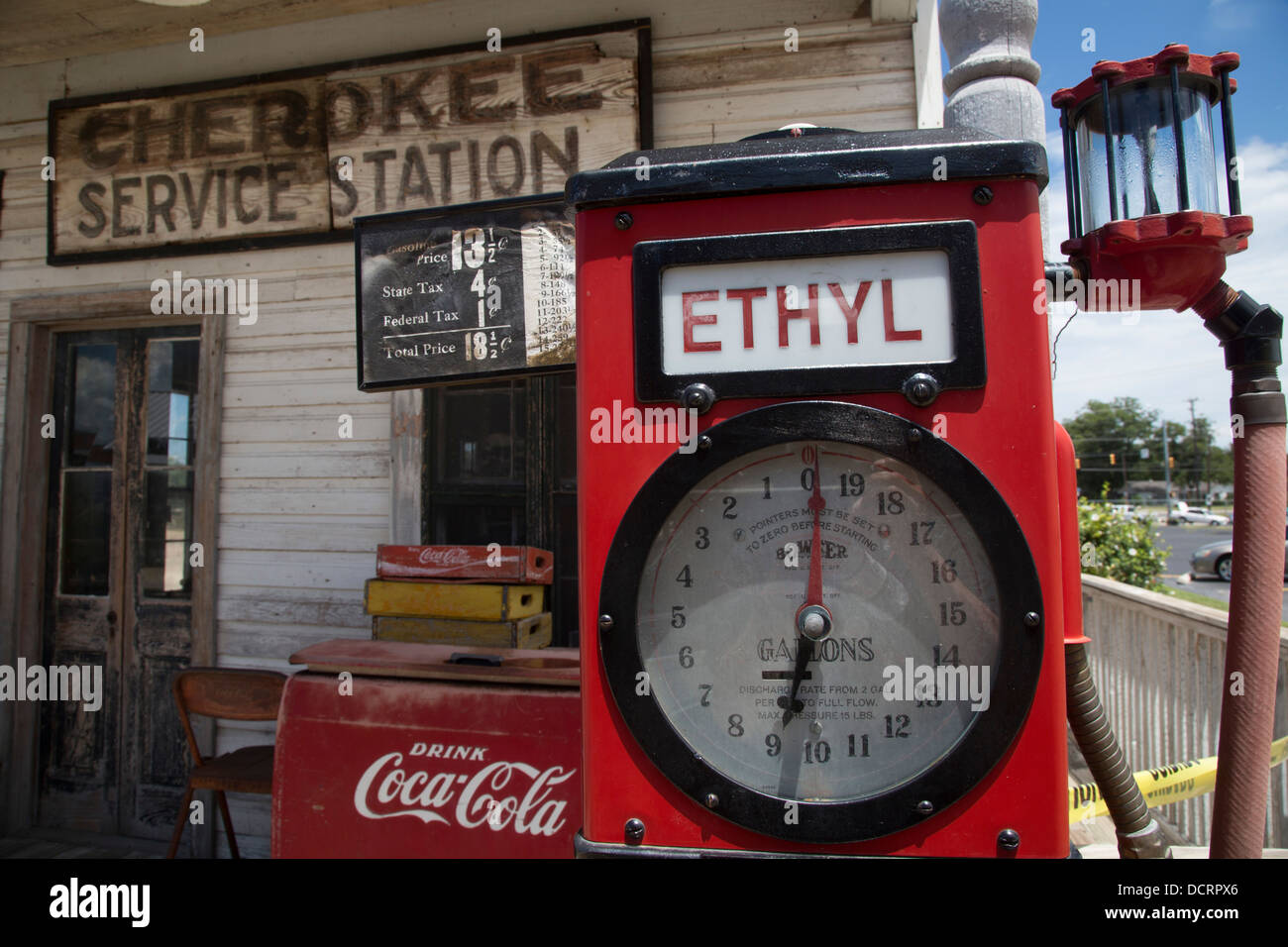 San Antonio, Texas - Une ancienne pompe à essence et de Coca-Cola sur l'affichage à l'usine de chaussures SAS et magasin général. Banque D'Images