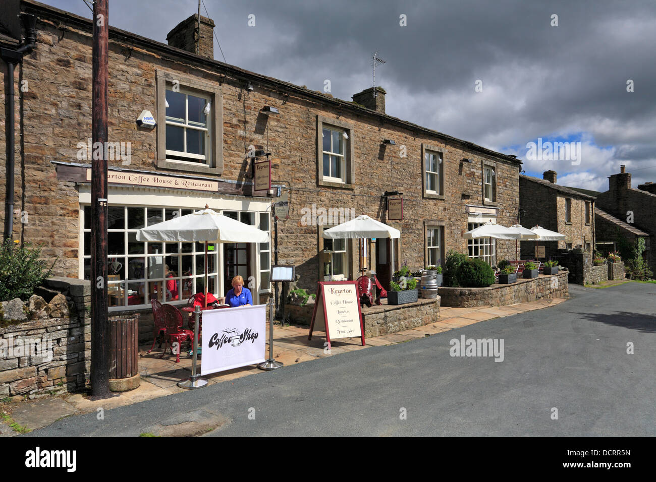 Une femelle walker assis dehors Kearton Coffee House et Restaurant à Thwaite, Yorkshire du Nord, Yorkshire Dales National Park, England, UK. Banque D'Images