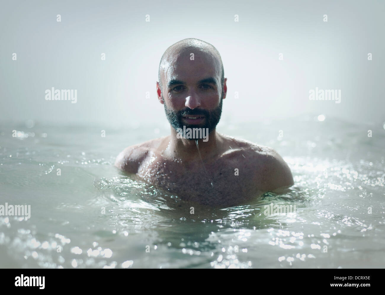 Un homme dans l'eau ; Tarifa, Cadix, Andalousie, Espagne Banque D'Images