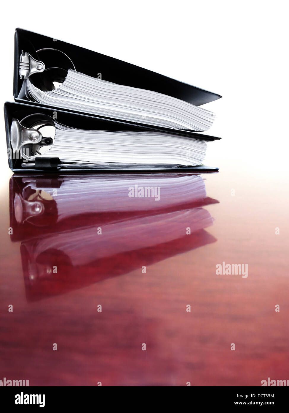 Office 24 avec des cahiers remplis de documents Banque D'Images