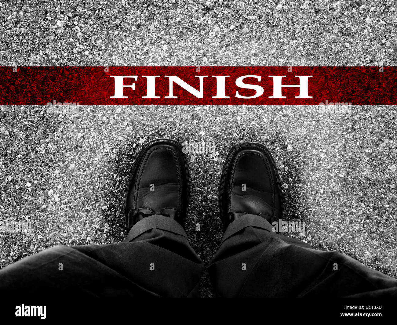 Ligne d'arrivée avec businessman wearing chaussures de ville comme métaphore pour travaux de finition comme un gagnant Banque D'Images
