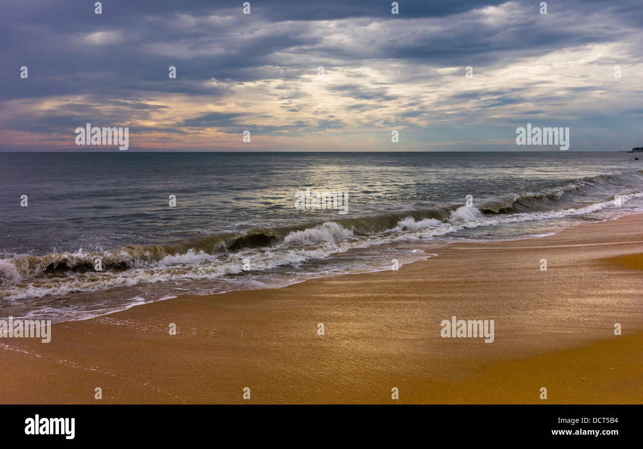 Thottada beach at Dusk, Mumbai, Inde. Banque D'Images