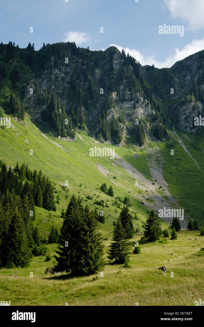 La Combe de Graydon alpages au pied du Roc d'Enfer les montagnes, entourée de falaises abruptes et Banque D'Images