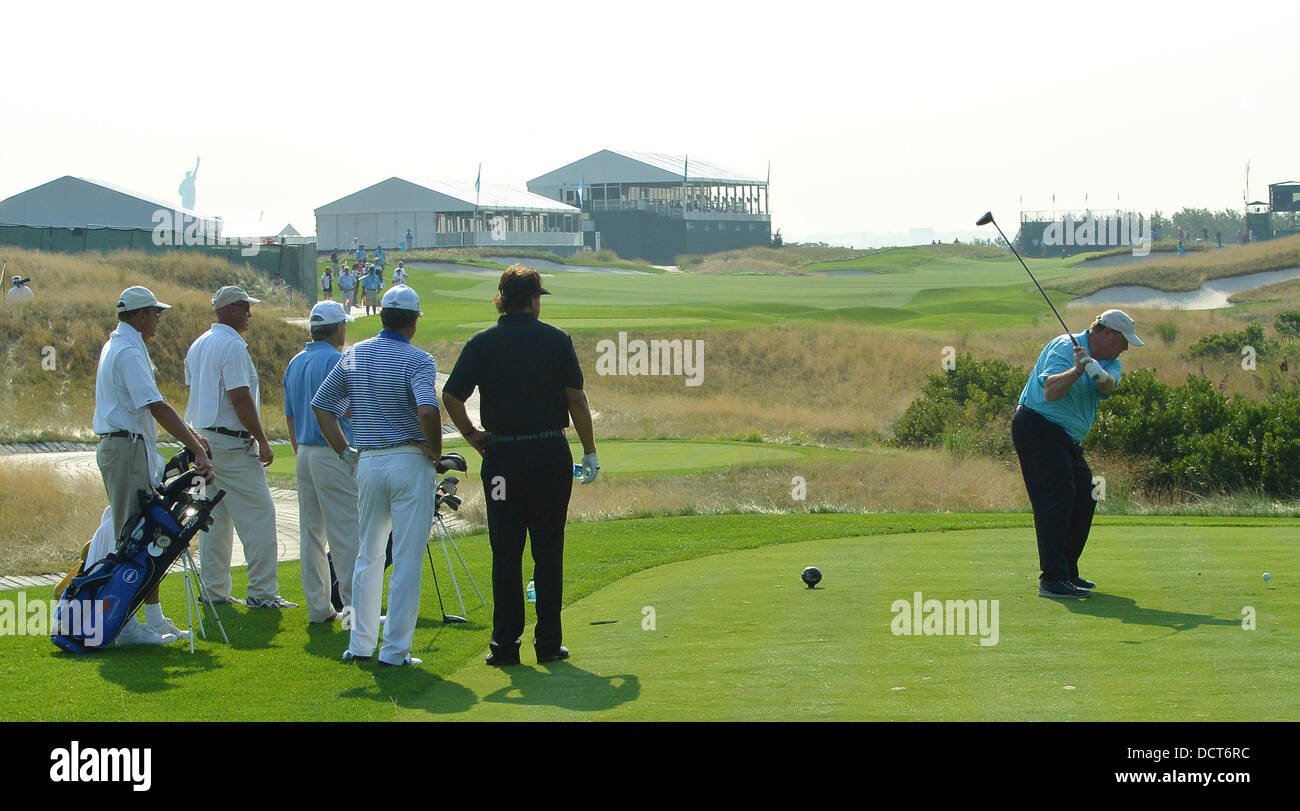 Jersey City, New Jersey, USA. 20e Août 2013. 21 août 2013 : Phil Mickelson (USA) montres son partenaire a frappé au large de la té amateur avec la Statue de la liberté en arrière-plan au cours de la Barclays Fed Ex Pro-Am de Liberty National Golf Course à Jersey City, NEW JERSEY Kostas Lymperopoulos/csm/Alamy Live News Banque D'Images