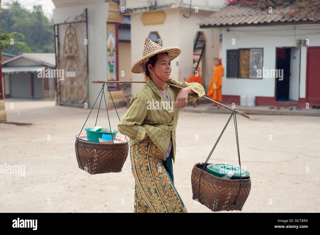 Femme vendant des biens à Shan Temple en Thaïlande Banque D'Images