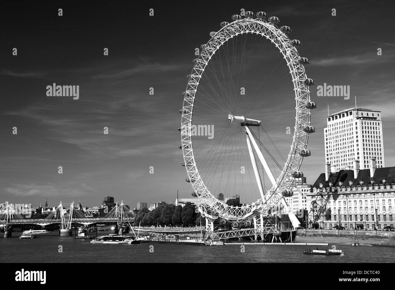 L'été, British Airways London Eye ou roue d'observation du millénaire a ouvert ses portes en 1999, la Banque du Sud, Tamise, Lambeth London City Banque D'Images