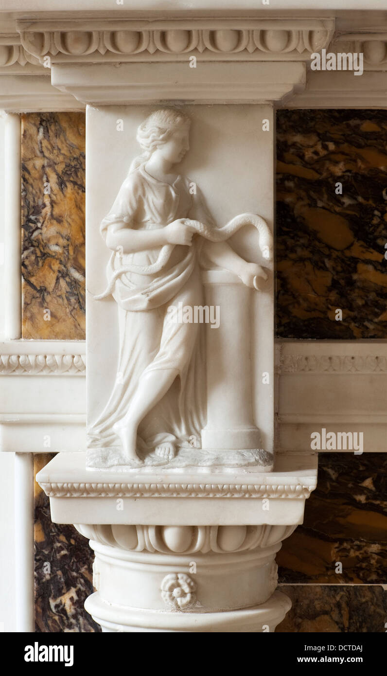 Détail d'une cheminée en marbre de style Adam du XVIIIe siècle, Londres, Royaume-Uni Banque D'Images