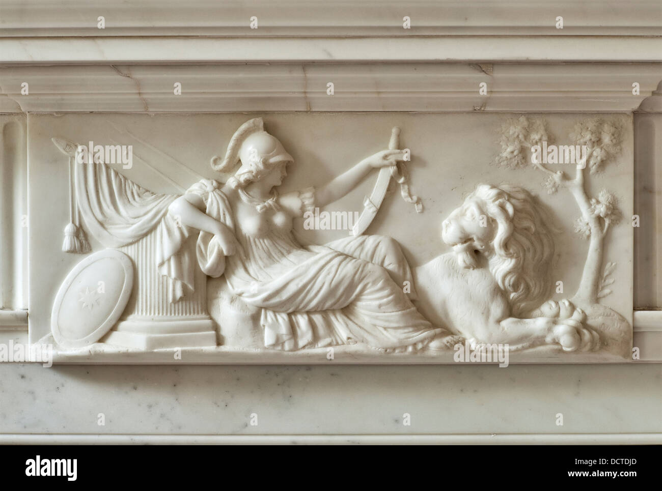 Détail d'une cheminée en marbre de style Adam du XVIIIe siècle, montrant Britannia et le lion britannique, Londres, Royaume-Uni Banque D'Images
