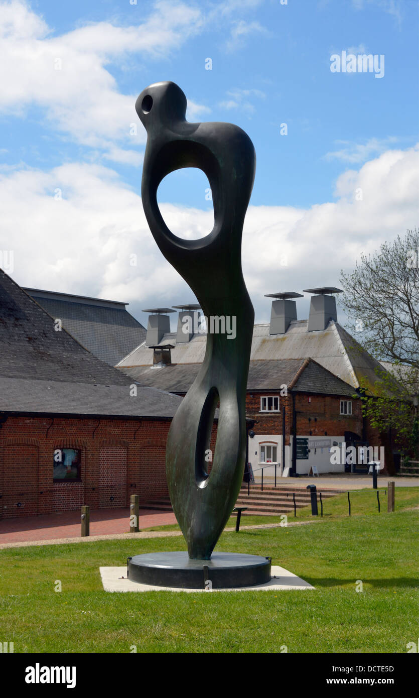 'Grande', 1981-1982 Formulaire d'intérieur sculpture de Henry Moore. Snape Maltings, Suffolk, Angleterre, Royaume-Uni, Europe. Banque D'Images