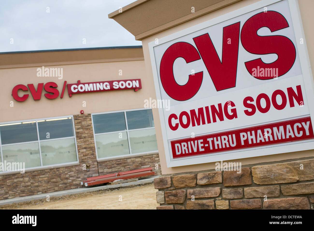 Récemment construit un CVS Pharmacy avec un 'bientôt'. Banque D'Images Récemment construit un CVS Pharmacy avec un 'bientôt'. Banque D'Images