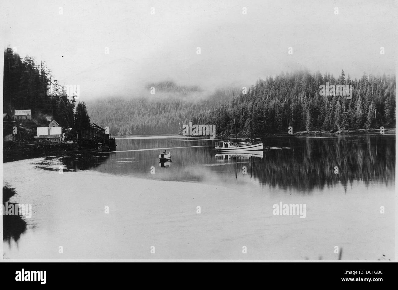 Une vue du port de Dolomi, situé en Alaska. Ce port éloigné fait partie du paysage de l'Alaska et joue un rôle dans l'infrastructure maritime et de transport de l'État. Banque D'Images