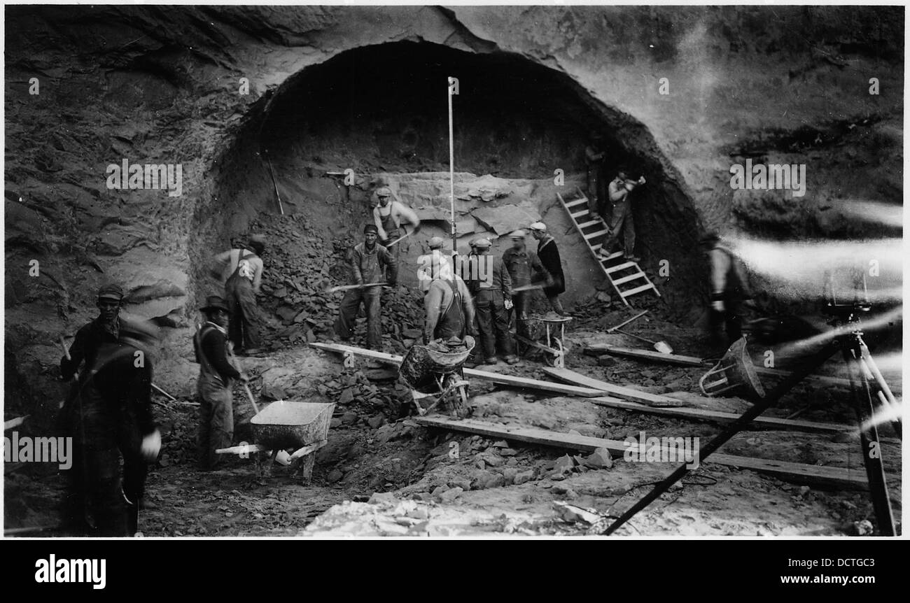 Une équipe de construction routière de la civil Works Administration (CWA) travaille sur un portail de tunnel. Le CWA faisait partie d'un programme de travaux publics pendant la Grande dépression, créant des emplois et améliorant les infrastructures partout aux États-Unis Banque D'Images