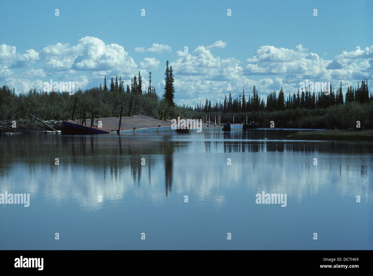 L'exploration du pétrole de Beaufort de barges, delta du fleuve Mackenzie, Inuvik, Territoires du Nord-Ouest, Canada Banque D'Images