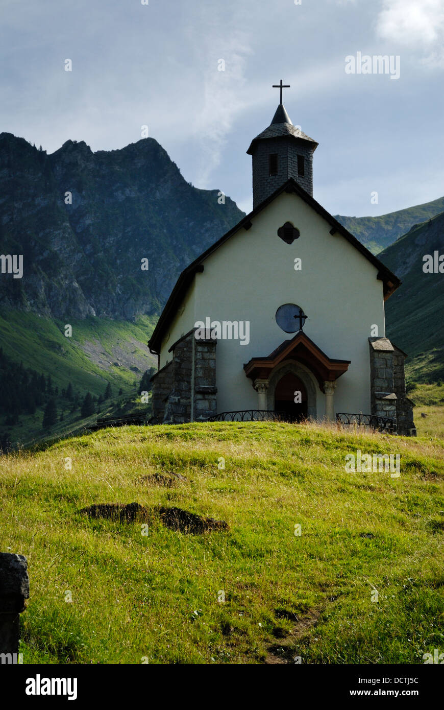 La chapelle de Graydon au pied du Roc d'Enfer les montagnes, entourée de falaises abruptes et Banque D'Images