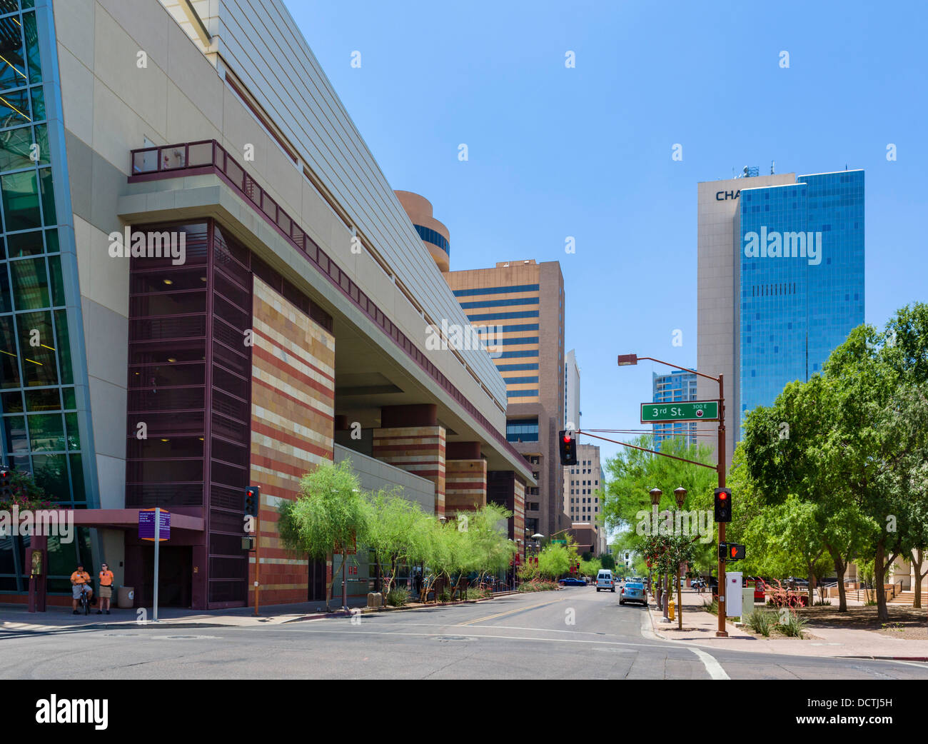 Vue vers le bas E Monroe Street dans le centre-ville de Phoenix, Arizona, USA Banque D'Images