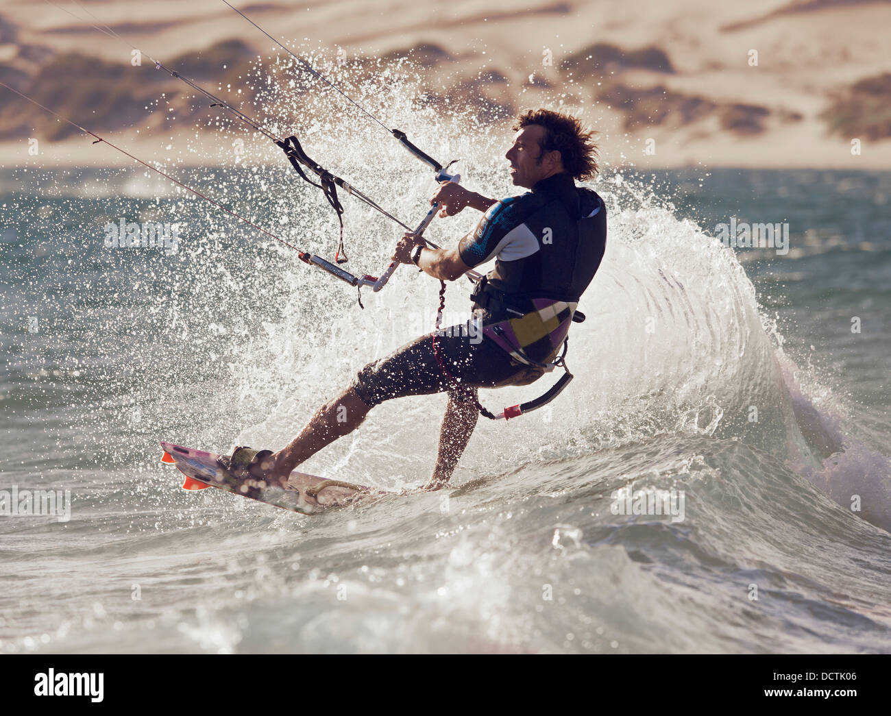 Un homme le kitesurf ; Tarifa, Cadix, Andalousie, Espagne Banque D'Images